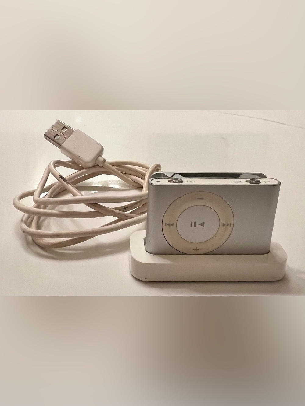 Apple iPod Shuffle 2nd Generation A1204 SILVER 1GB MP3 w/ CHARGER